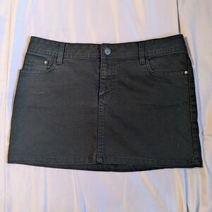 H&M black denim/jean mini skirt with zipper & pockets. EUCb